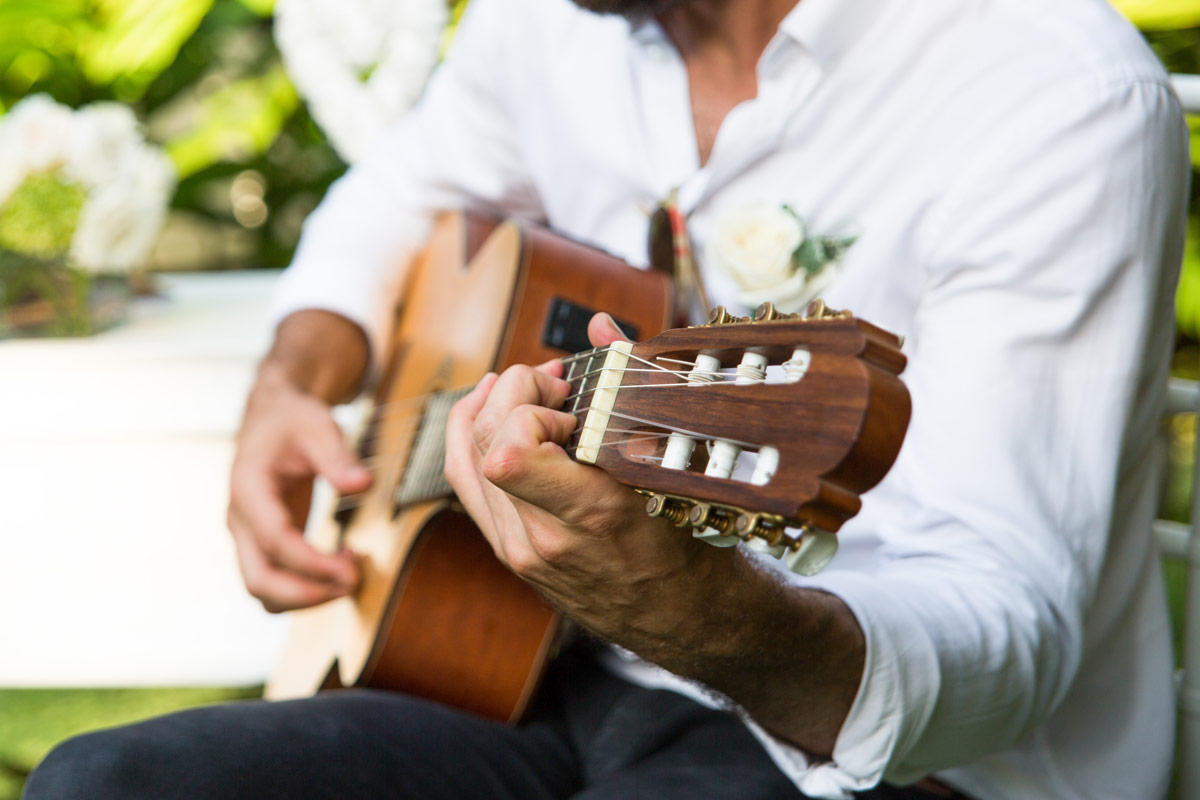 gitarist_tijdens_huwelijksceremonie
